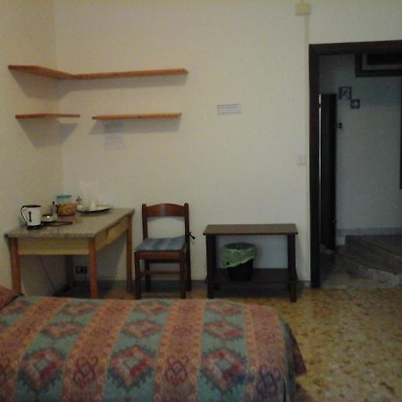 روما B&B Near Metro' Central Line - Only Wc In The Rooms 15 Minutes To Termini Station 20 To Spagna Square - In The Night Bus المظهر الخارجي الصورة